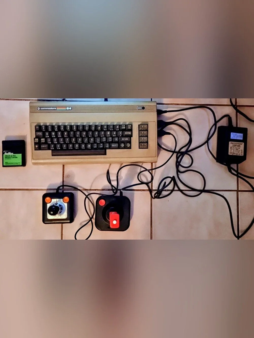 Commodore 64 Classic Home Computer - Beige Bundle' Read Description 